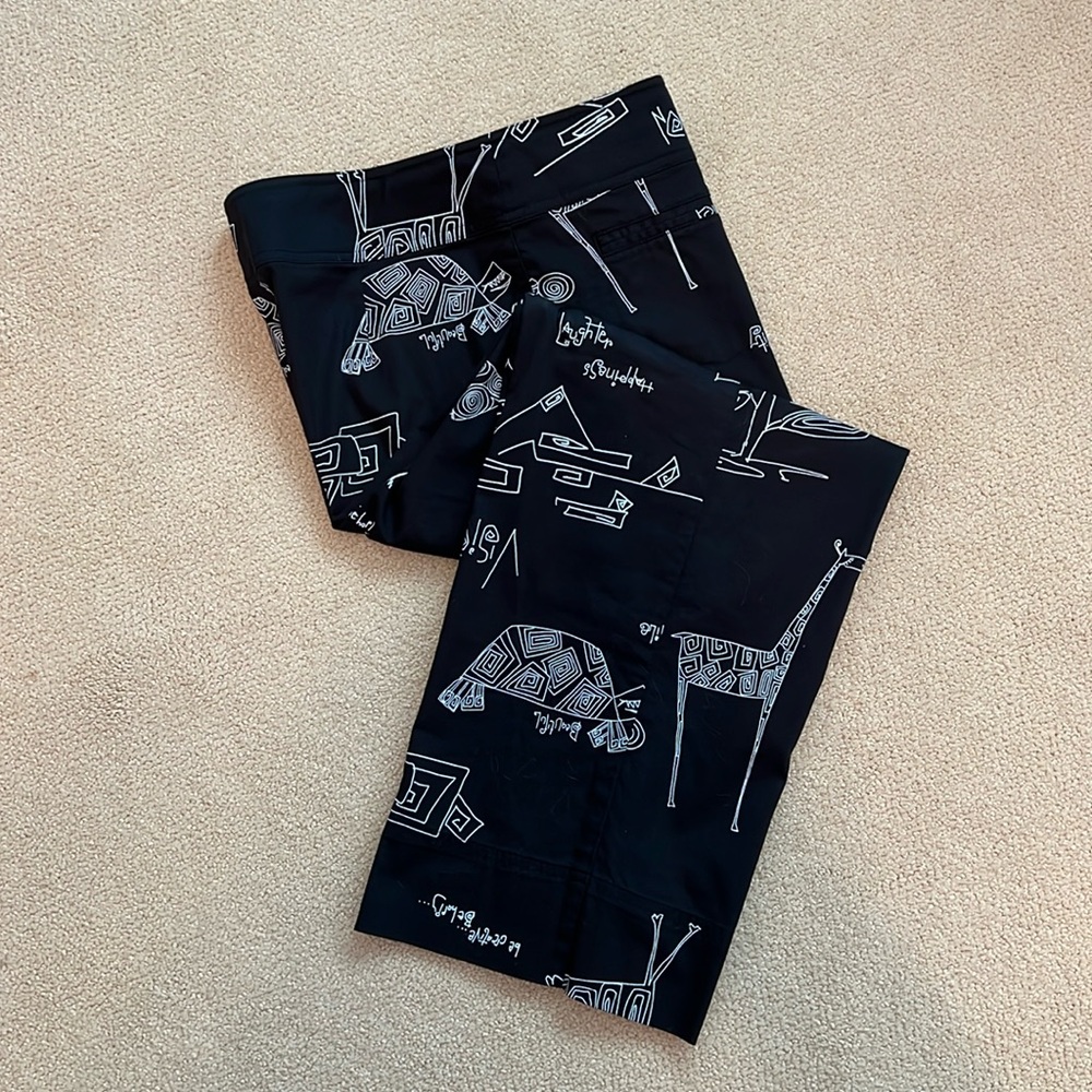 Cropped pants with animal print.